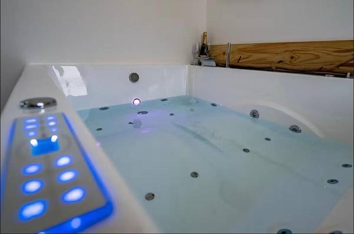 Gîte pour 2 personnes, avec Jacuzzi ainsi que Vue et Vue sur le lac dans Port D Agay