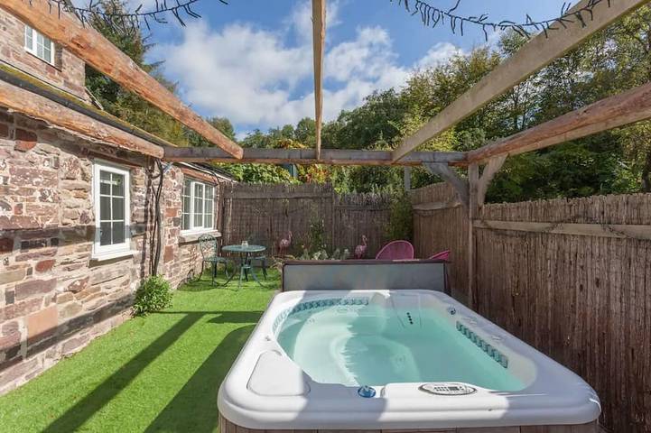 Holiday home for 3 people, with hot tub and garden in Devon