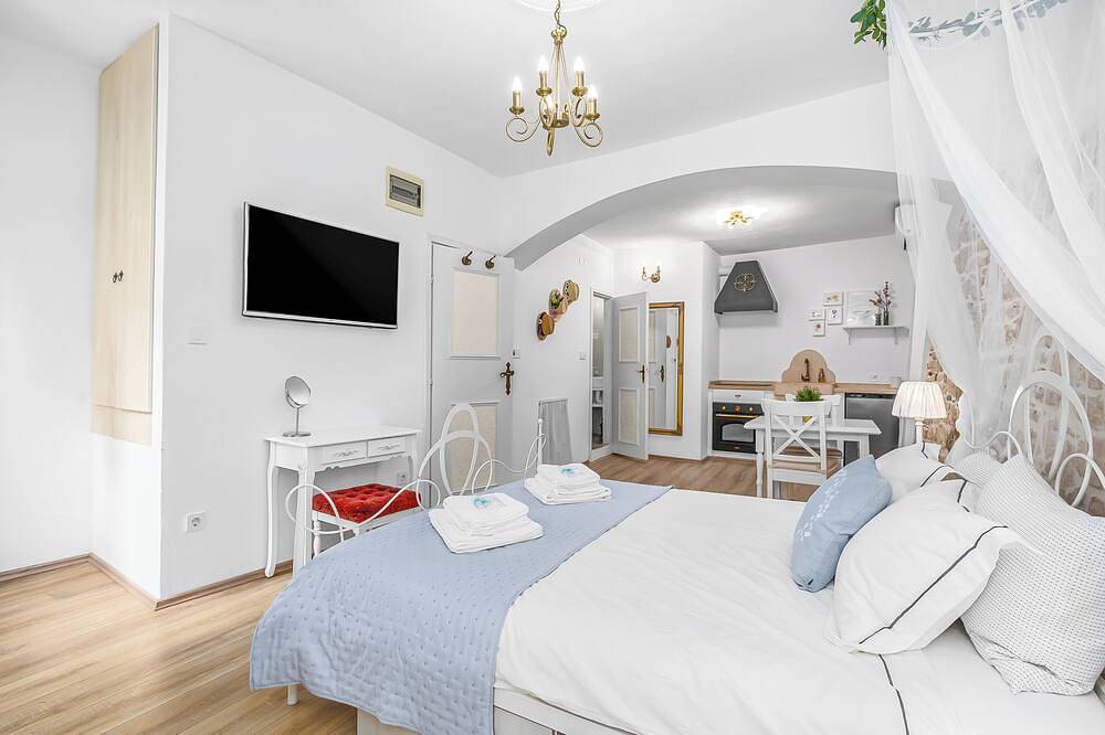 Entire apartment, Primavera Deluxe Studio Apartment in Old town Rovinj in Rovinj, Rovinj region