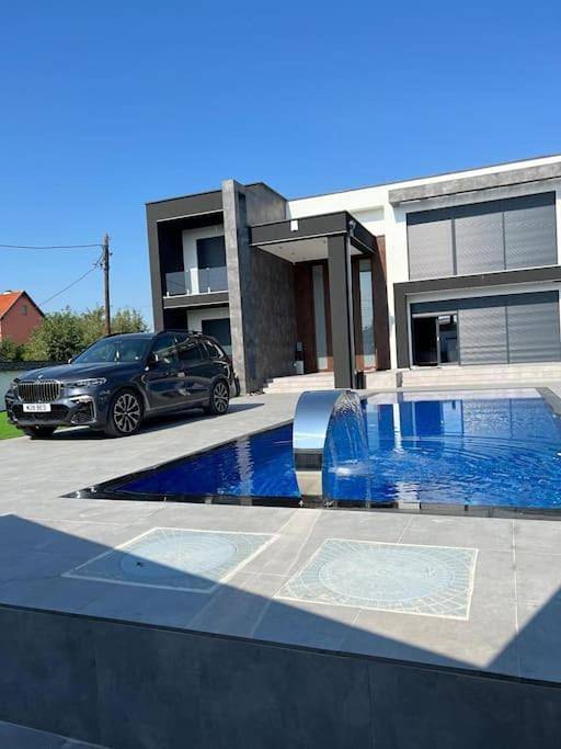 Villa für 13 Personen, mit Balkon und Terrasse sowie Garten und Pool in Kosovo