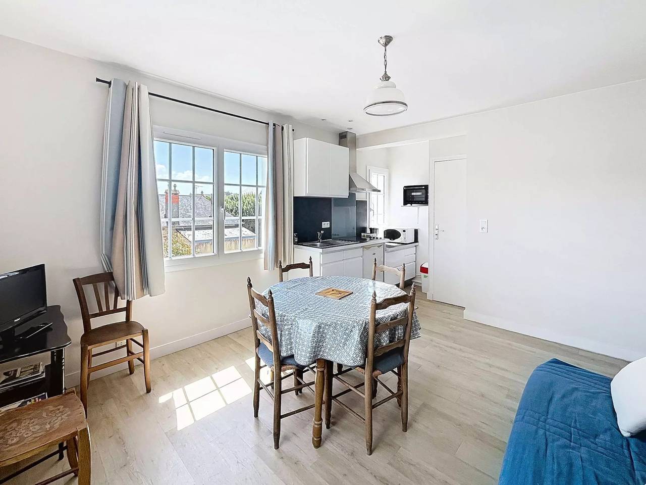 Entire apartment, 2 rooms 2 people in Jullouville, Côte de la Déroute