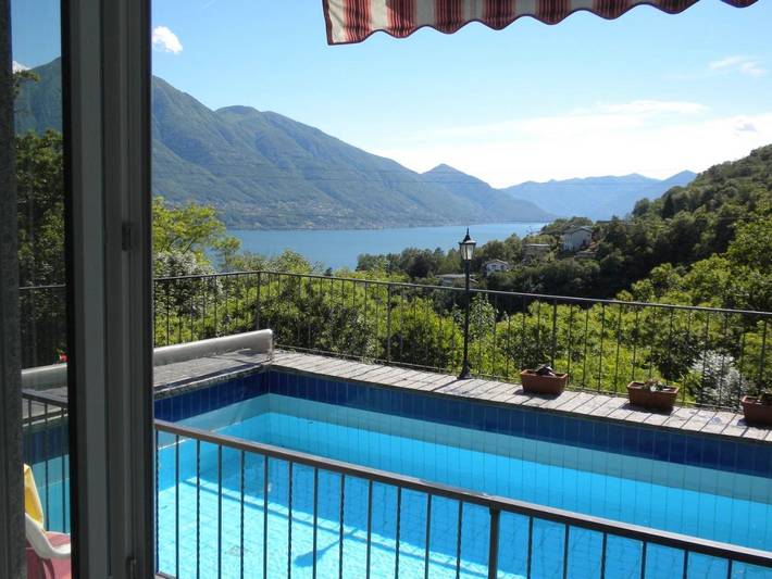 Ferienwohnung für 2 Personen, mit Balkon und Terrasse sowie Garten und Pool in Gordola