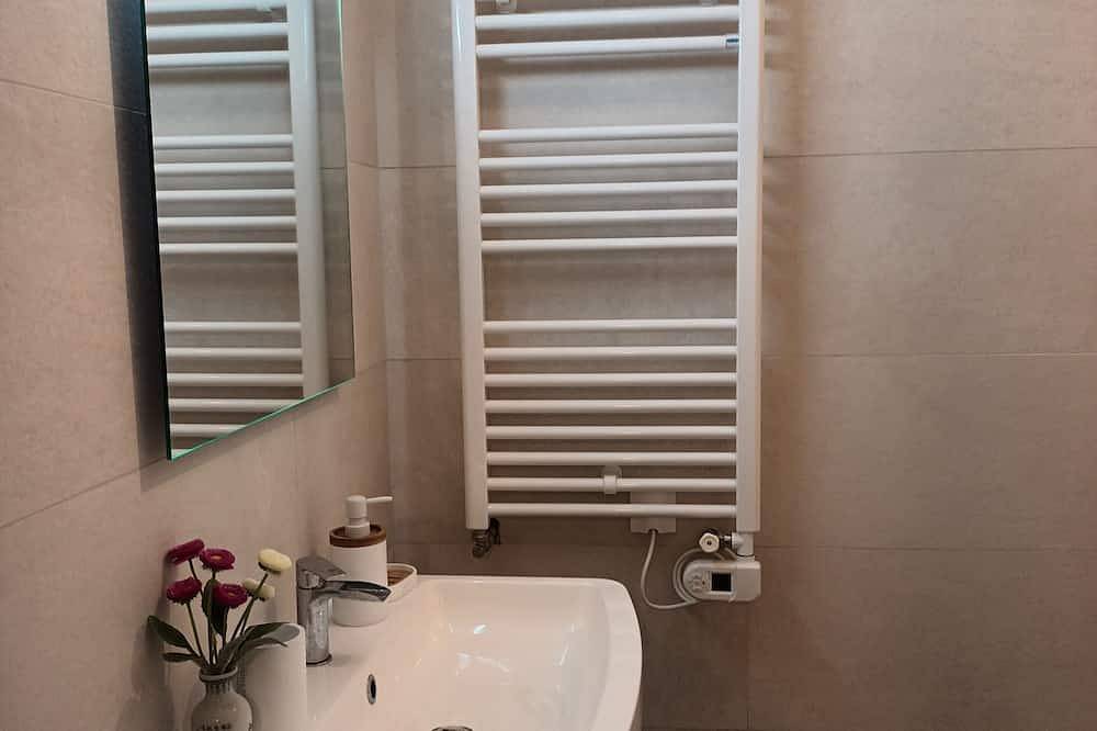 Appartement entier, Studio tout equipe en rez de jardin in Limas, Beaujolais
