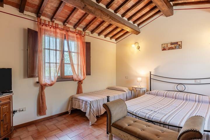 Camera 'Rosa Bianca' con piscina condivisa, Wi-Fi e aria condizionata in Montecarlo (Toscana), Provincia di Lucca