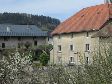 Cottage pour 3 personnes, avec jardin à Brénod