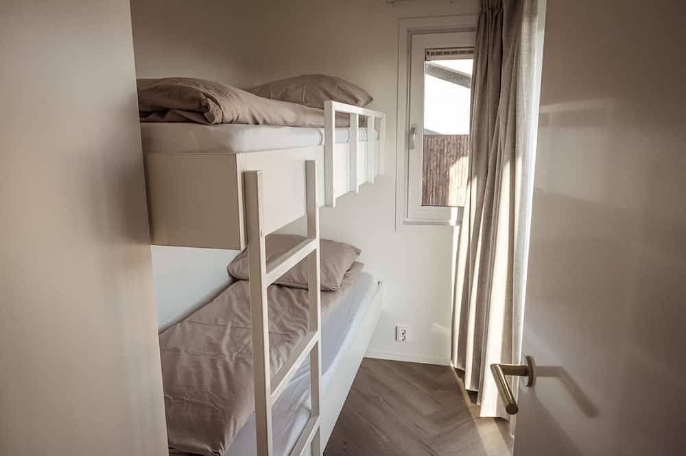 Waterfront luxury tiny home near Amsterdam with spacious private garden in Vinkeveen, Groene Hart