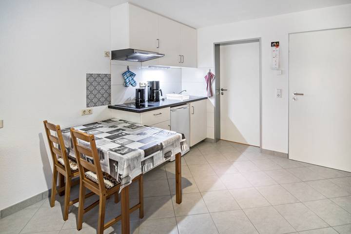 Hel lejlighed, Studio Apartment in “Haus Ruther” near Thermal Bath with Wi-Fi, Terrace & Garden in Bad Saulgau, Region Bodensee-Oberschwaben