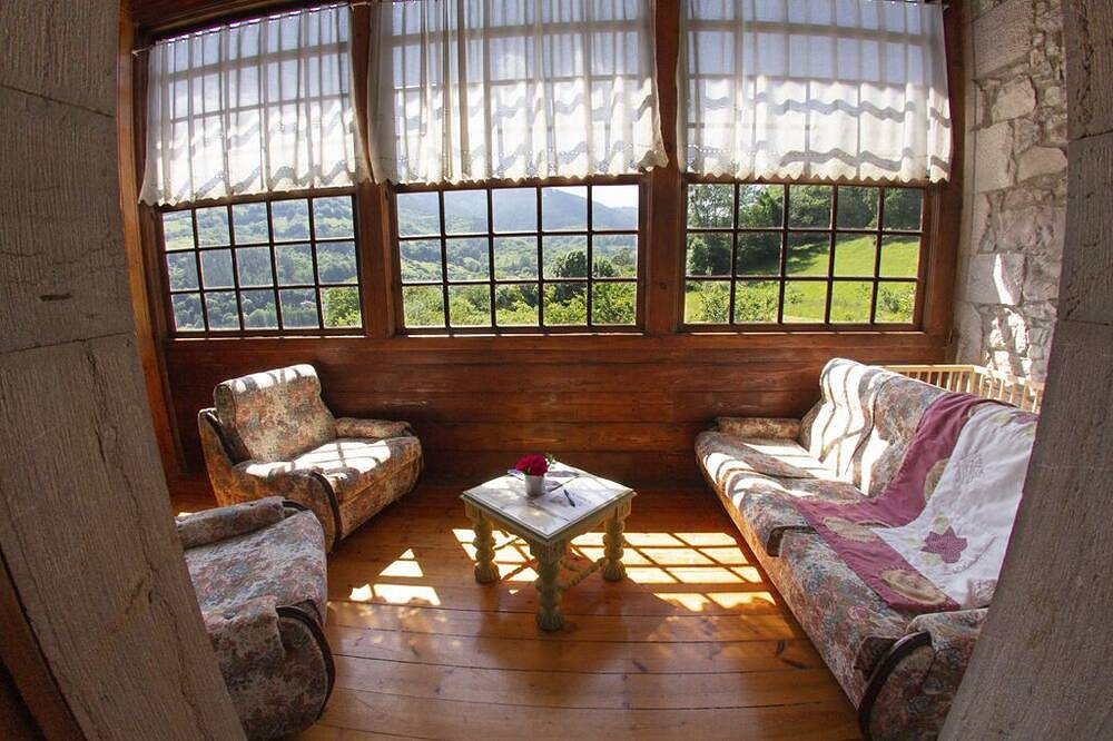 La Casona de Belmonte Farmhouse in Belmonte de Miranda, Cordillera Cantábrica