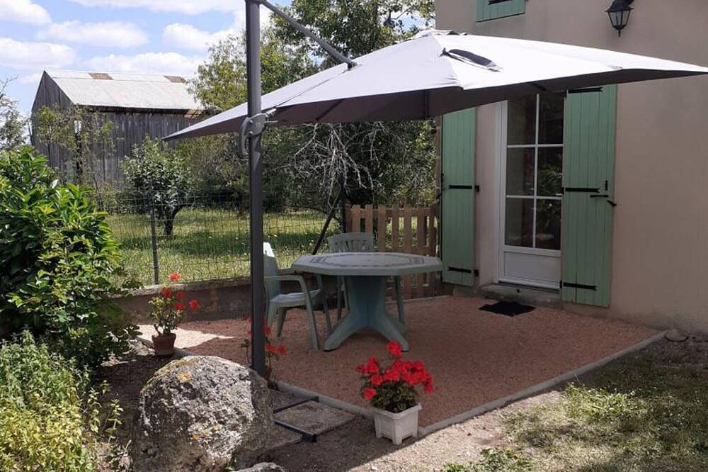 Gîte rénové avec terrasse privée et animaux admis in Neuvy, Allier