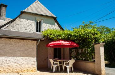 Gîte pour 4 personnes, avec terrasse ainsi que jardin et piscine, animaux acceptés à Peyrignac