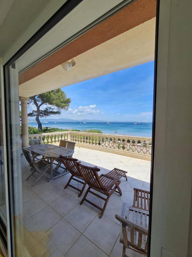 Gîte pour 2 personnes, avec terrasse et vue dans Plage Des Pesquiers Hyeres