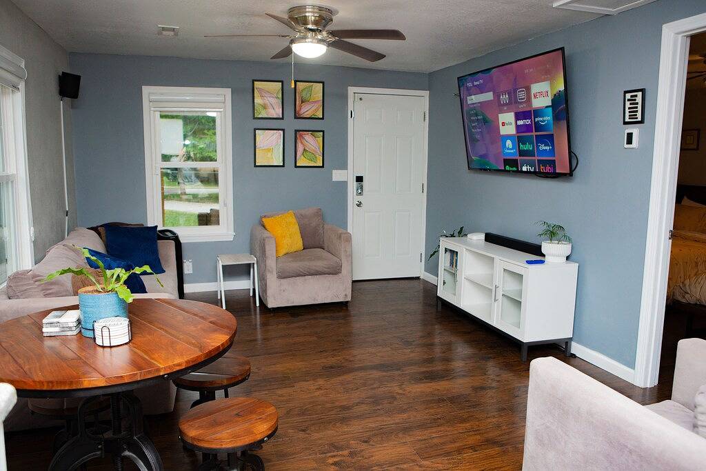 3031 W Olive St · Cheerful 2-Bedroom w/ convenient Expressway access in Springfield (MO), Greene County (MO)