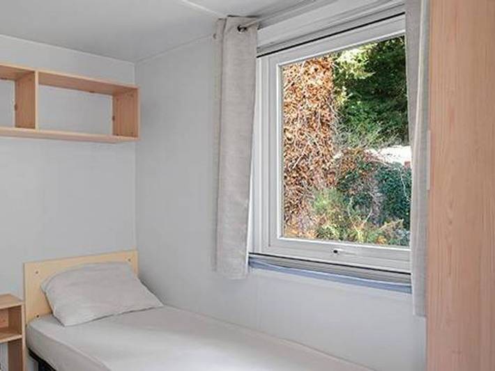 Camping La Pinède - Mobilhome 4 personnes - Mobil-home | Comfort | 2 Ch. | 4 Pers. | Terrasse surélevée | Clim. | Tv in Les Mathes, Côte de Beauté