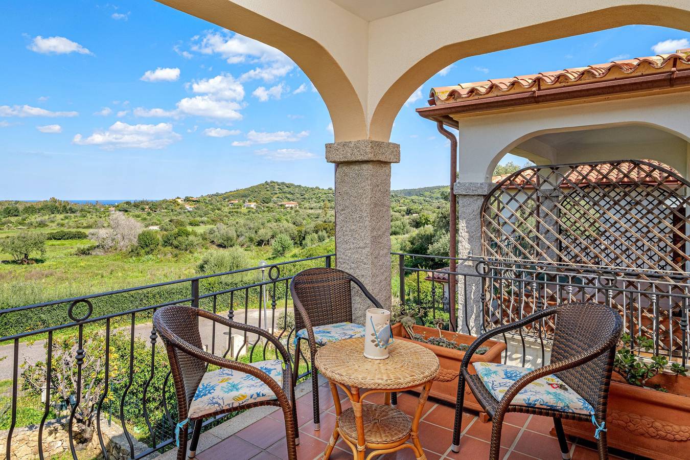 Entire apartment, Apartment 'Trilo Panorama' with Sea View, Private Terrace and Air Conditioning in Straulas, San Teodoro