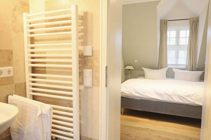 Ganze Wohnung, Luxuriöses Obergeschoss-Appartement mit Garten & Strandkorb in Westerland, Sylt in Westerland, Sylt (Gemeinde)
