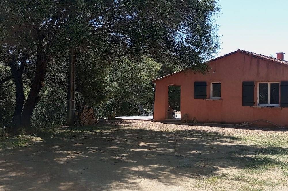 Family home surrounded by olive groves and scrubland, close to the Tizzano beaches. in Sartène, Sartène und Umgebung