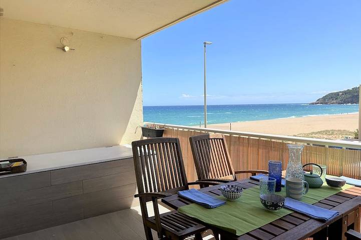 Apartamento entero, Apartment with sea view, fist line from the sea. A/C. Parking place. in Pals, Costa Brava