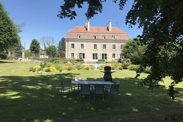 Gîte pour 12 personnes, avec terrasse et jardin dans Authume