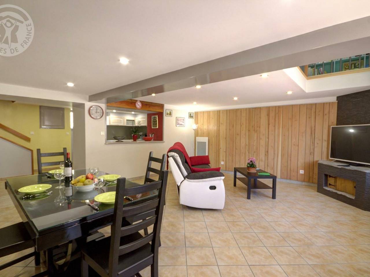 Gîte confortable avec jardin et terrasse privée in Champoly, Région de Roanne