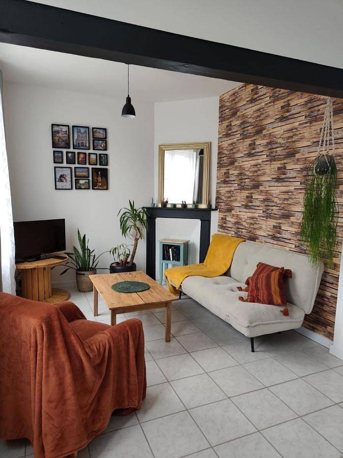 Gîte pour 6 personnes, avec terrasse dans Hailles
