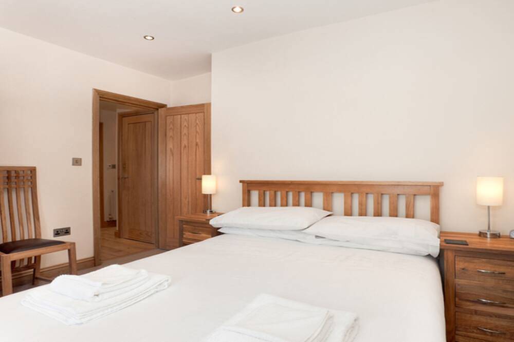 Upper Anzac is a stylish and spacious three bedroom holiday apartment in Brixham in Brixham, Torbay