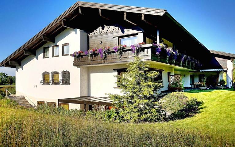 Ferienwohnung für 3 Personen, mit Balkon und Terrasse sowie Garten und Ausblick in Übersee