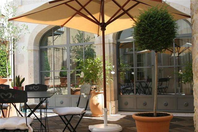 Chambre d’hôte pour 3 personnes, avec terrasse et piscine ainsi que sauna et jacuzzi