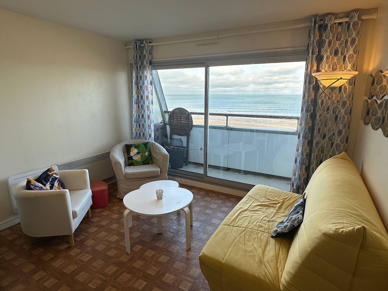 Appartement entier, Appartement avec terrasse panoramique, acceptant les animaux, parking in Cabourg, Région de Caen