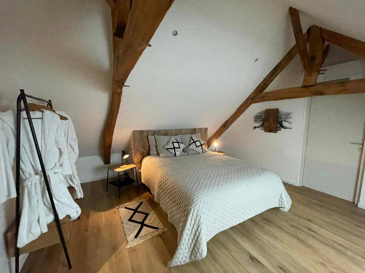Double Room with Pool View in Blérancourt, Aisne