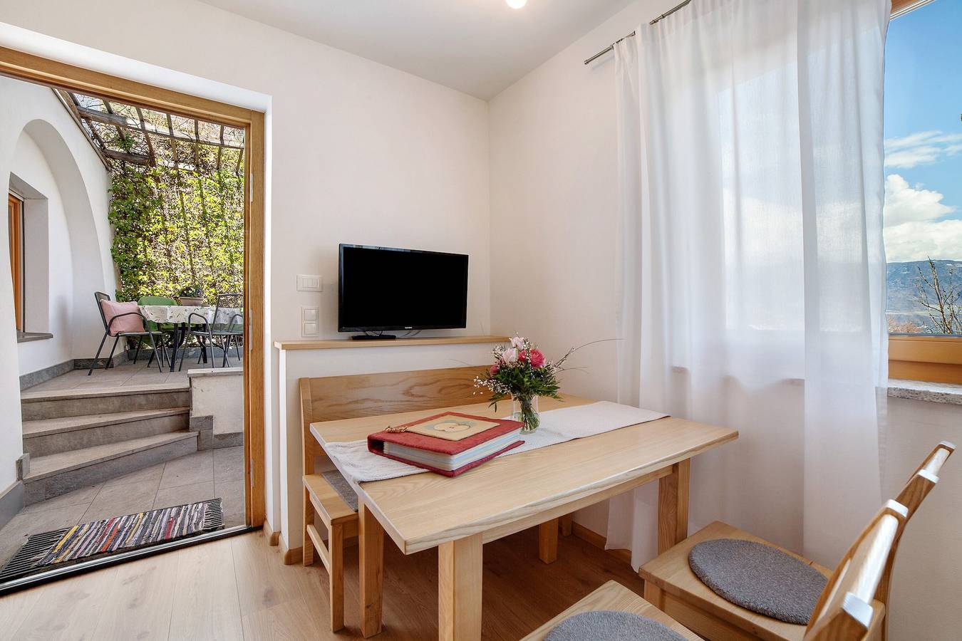 Agriturismo 'Fröhlichhof Pergola' con vista sulle montagne, piscina in comune e Wi-Fi in Plars di Mezzo, Lagundo