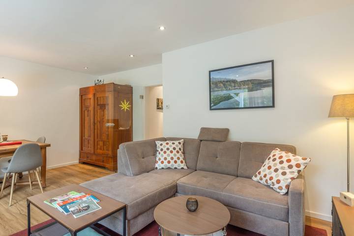 Entire apartment, Apartment 'Ruhige Fewo Südhang Am Waldesrand' with Private Terrace, Private Garden and Wi-Fi in Bad Arolsen, Landkreis Waldeck-Frankenberg
