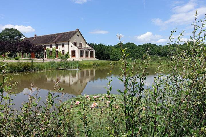 Gîte pour 10 personnes, avec Balcon et Terrasse ainsi que Jardin et Piscine