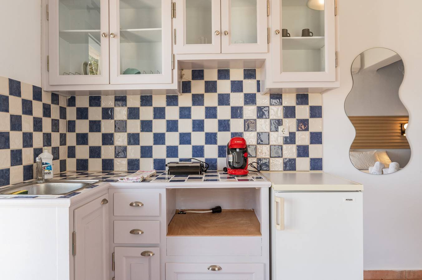Appartement entier, Appartement '7' avec vue sur la mer, Wi-Fi et climatisation in Tinos