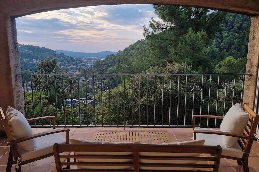 Valley-view ground floor (2-star rating) in Solliès-Toucas, Toulon region