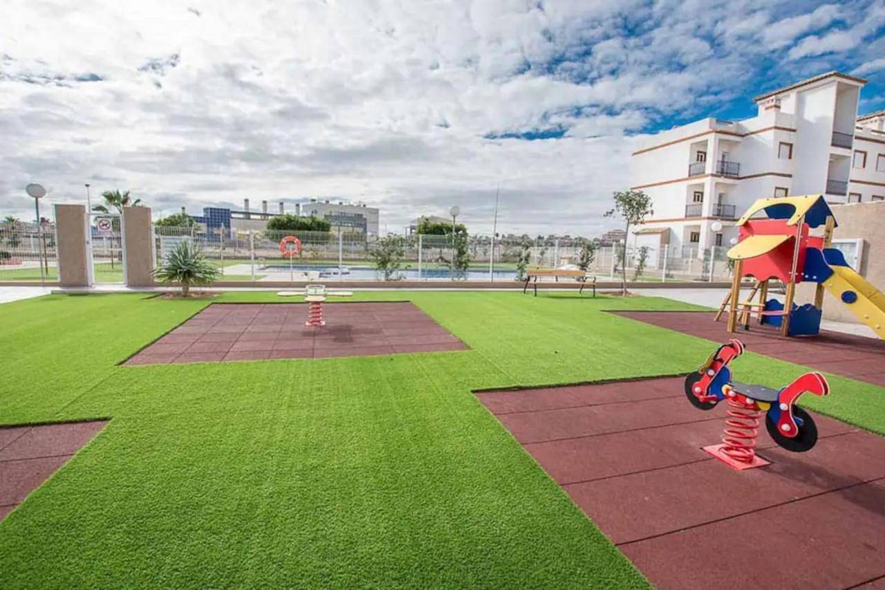 Hel lägenhet, Casa Flamingo Private Residence in Punta Prima (Alicante), Orihuela