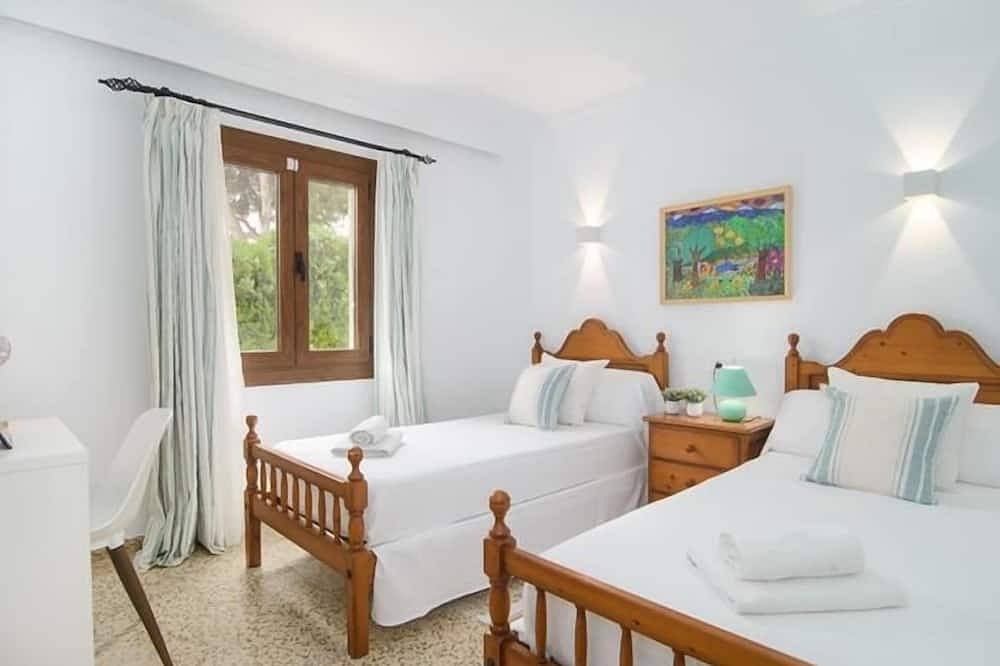 Village house for 6 people in Cala Llombards. in Cala Llombards, Santanyí