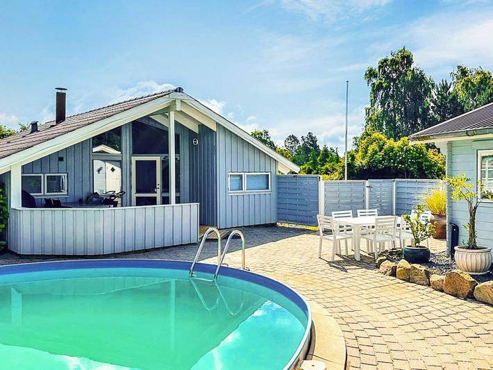Ferieudlejning for 5 personer, med Jacuzzi og Terrasse såvel som Have og Pool i Præstø
