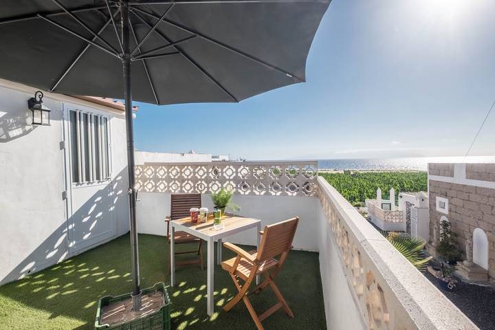 Cosy Holiday Home "Casa Tajinaste" in Alcalá with Terrace, Sea Access and Garden in Playa la Jaquita, Guía de Isora