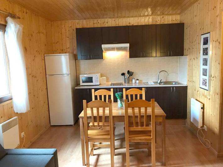 Parque de vacaciones para 3 personas, con jardín además de vistas al lago y terraza en Provincia de Cuenca - 2