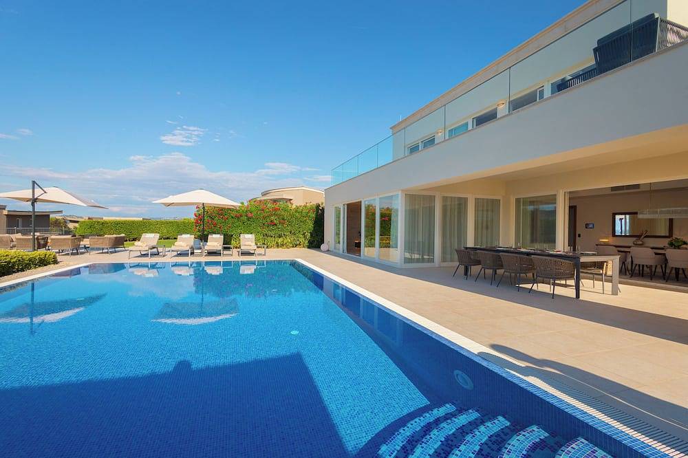 3-bedroom Beachfront Residence with Sea View and a Private Pool in Umag, Umag und Umgebung