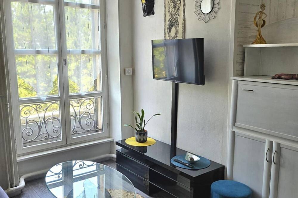 Entire apartment, Apartment facing the Royat thermal baths in Royat, Volcans d'Auvergne Regional Nature Park