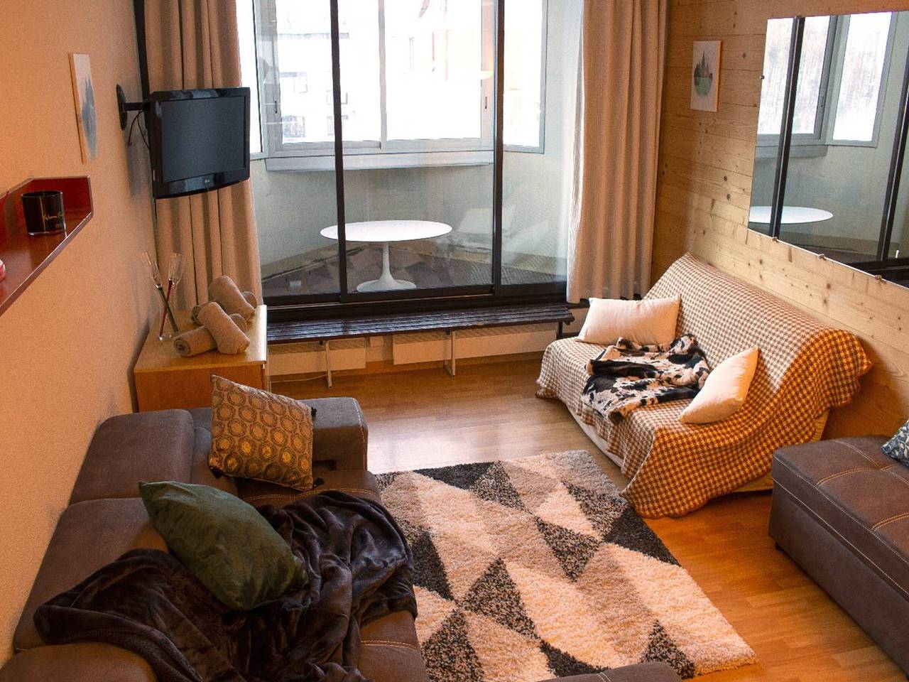 Gehele studio, Cozy Studio for 4 with Veranda, Ski-in/Ski-out, Shops Nearby, Ideal for Families in Isola 2000, Isola