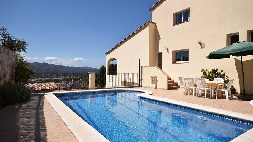 Villa pour 8 personnes, avec piscine ainsi que balcon et jardin - 1