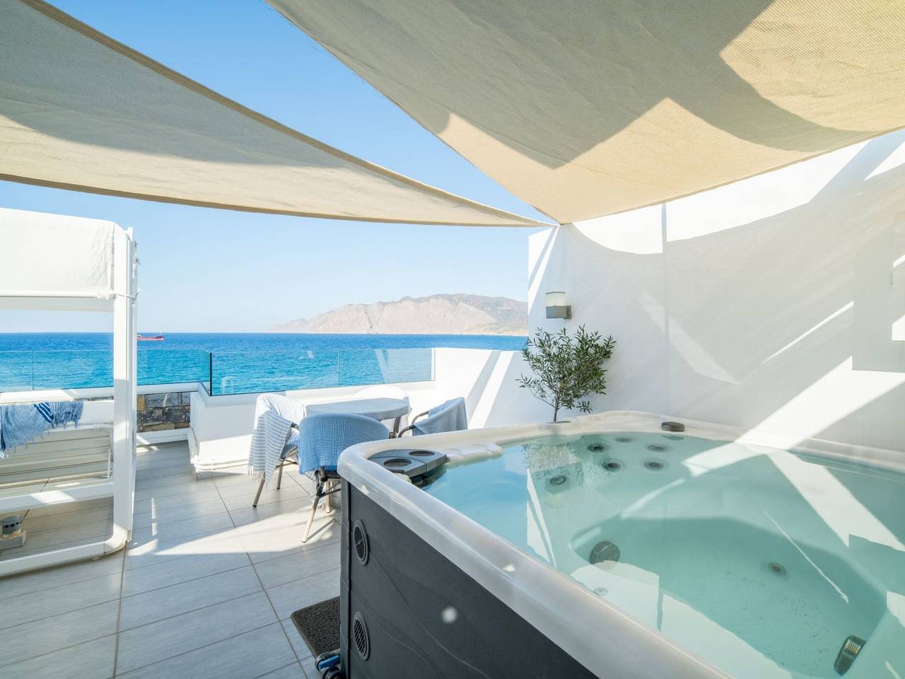 Neue Villa Moments am Meer mit Whirlpool, 50 m z in Lasithi