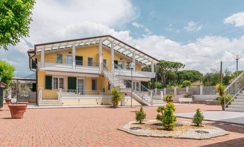 Campeggio per 6 persone, con Terrazza e Giardino a Forte dei Marmi