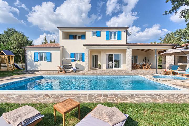 Villa für 10 Personen, mit Kinderpool und Pool sowie Terrasse - 1