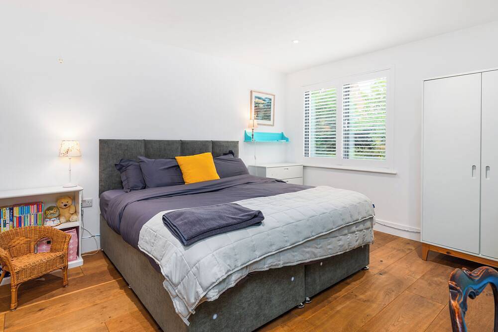 Bright 4 bed 4 bath Villa in historic Canterbury surrounded by Magnolia trees in Kent