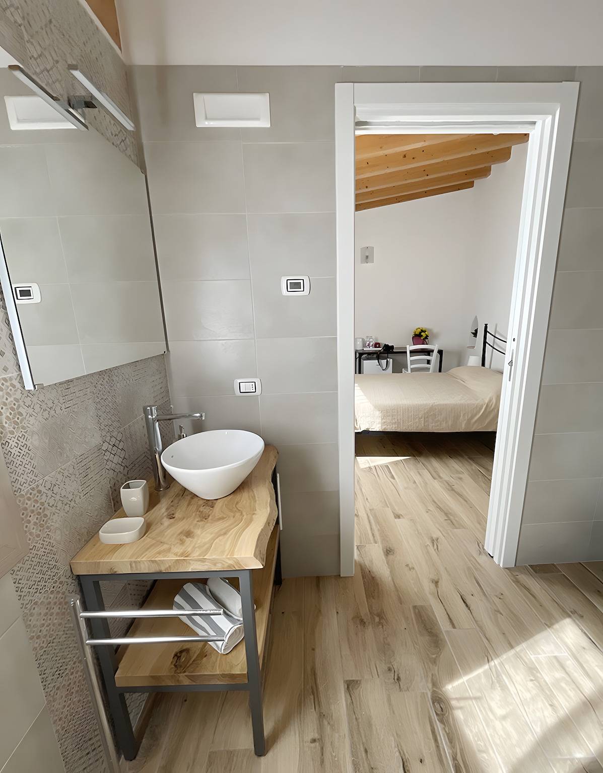 Room 'Camera Matrimoniale - Isola Olivo' with Shared Pool, Wi-Fi and Air Conditioning in San Felice del Benaco, Garda Mountains