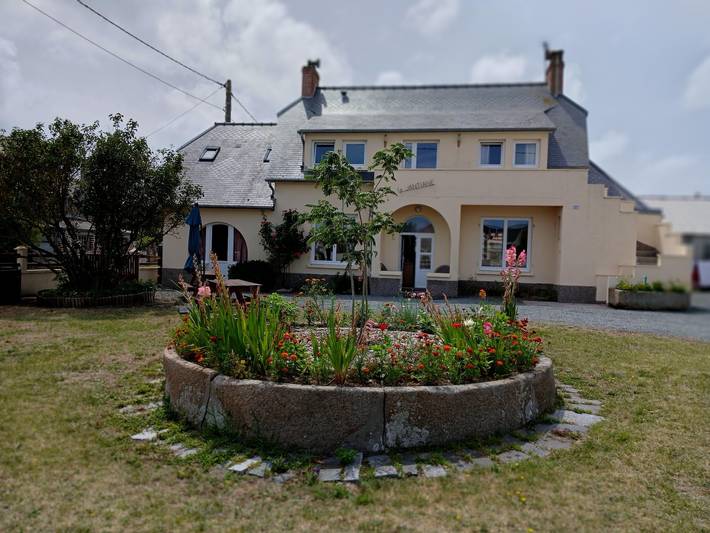 Location de vacances pour 8 personnes, avec Jardin à Bréhal