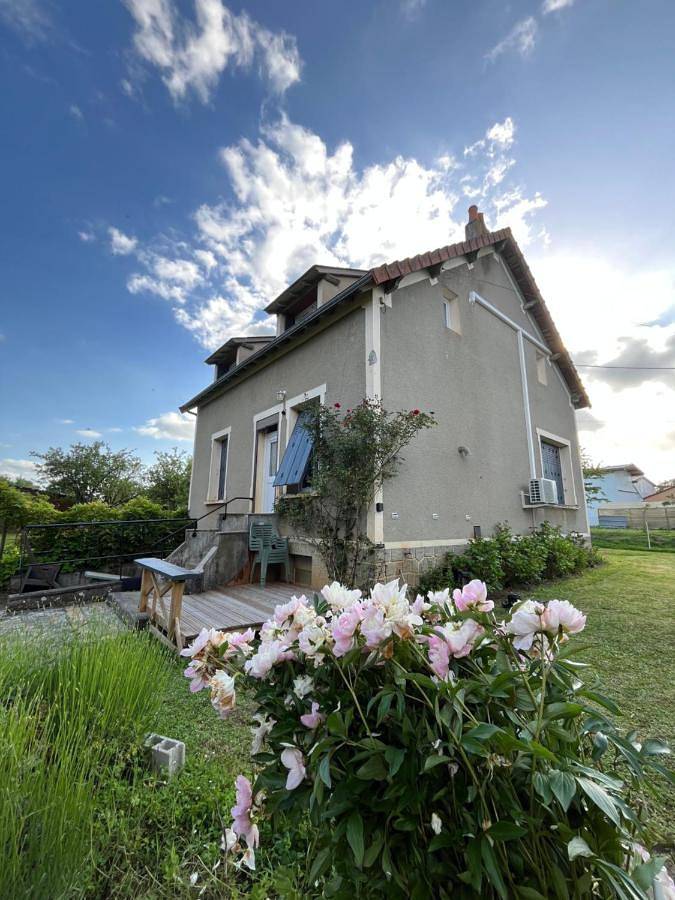 Location de vacances pour 6 personnes, avec Terrasse et Jardin à Bouesse